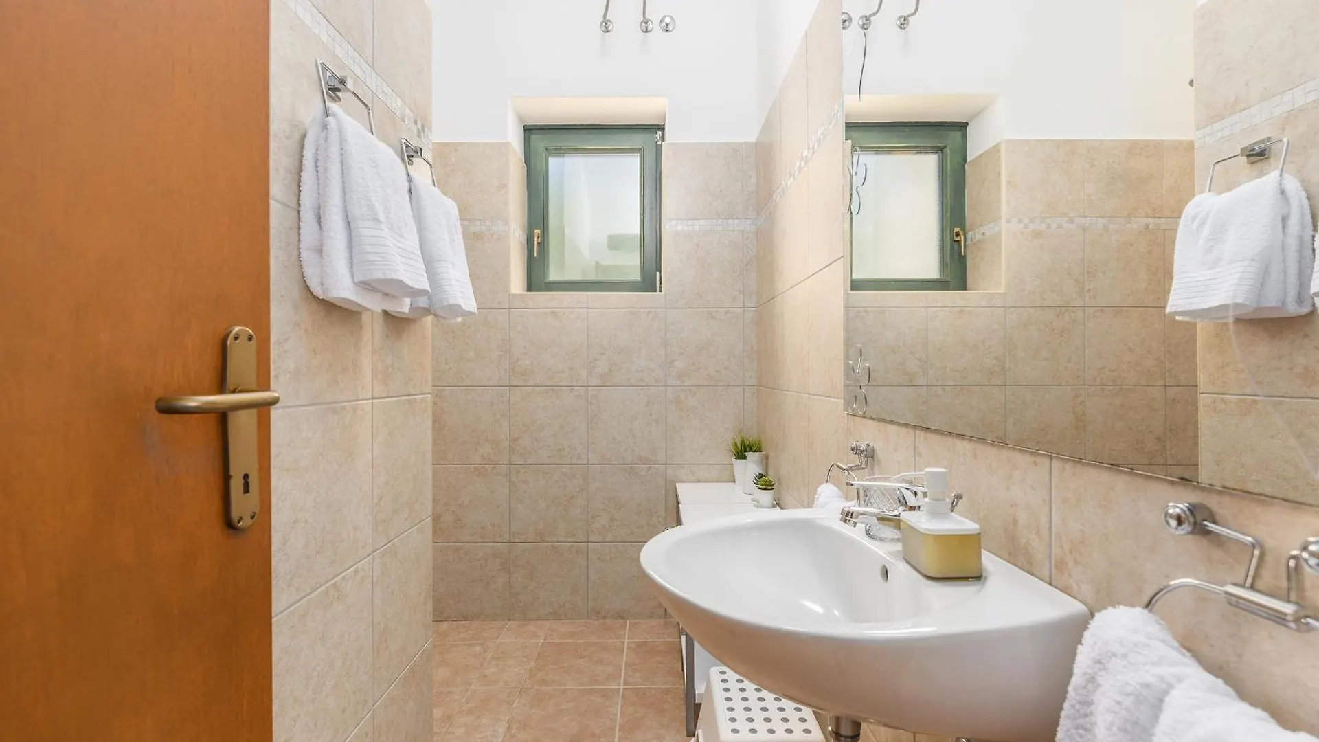 Villa Ana Rita For 6 People - Beautiful Rustical Villa With Heated Pool & Jacuzzi In Central Istria 坎法奈尔