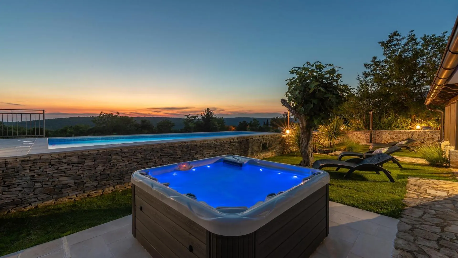 Villa Ana Rita For 6 People - Beautiful Rustical Villa With Heated Pool & Jacuzzi In Central Istria 坎法奈尔